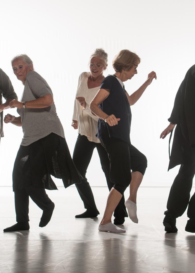 Bild på 5 personer över 60 år som dansar.