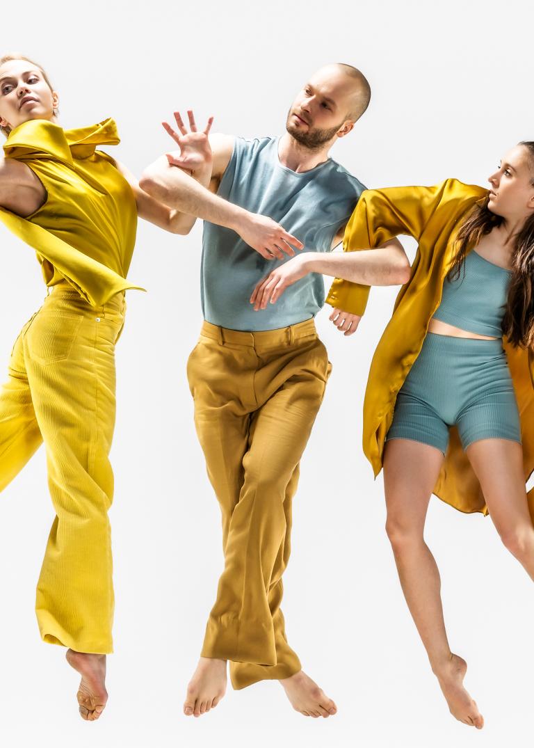 Dansarna Emma Välimäki, Tomáš Červinka och Hanna Nussbaumer hoppar tillsammans upp i luften på tå med armarna krokade i varandra