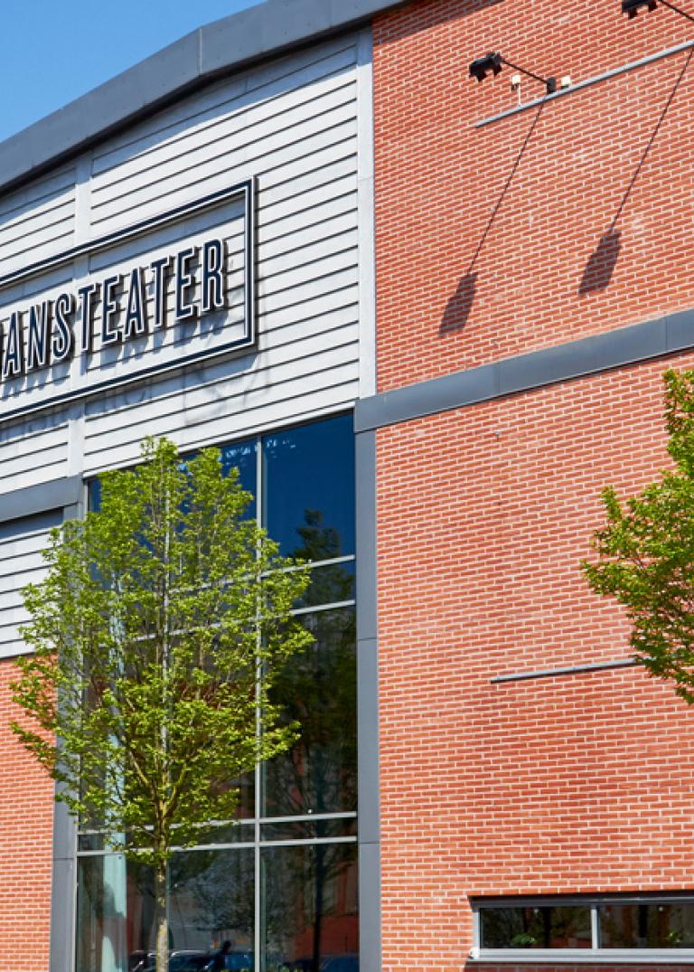 Skånes dansteaters fasad mot Östra Varvsgatan 13 i Malmö.