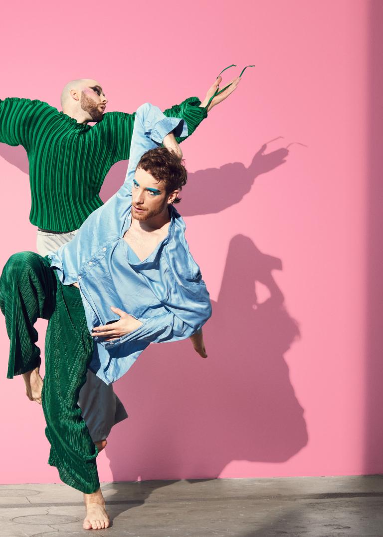 Dansarna Samuel Denton och Jure Gostinčar i ljusblå och klargröna fladdriga kläder.