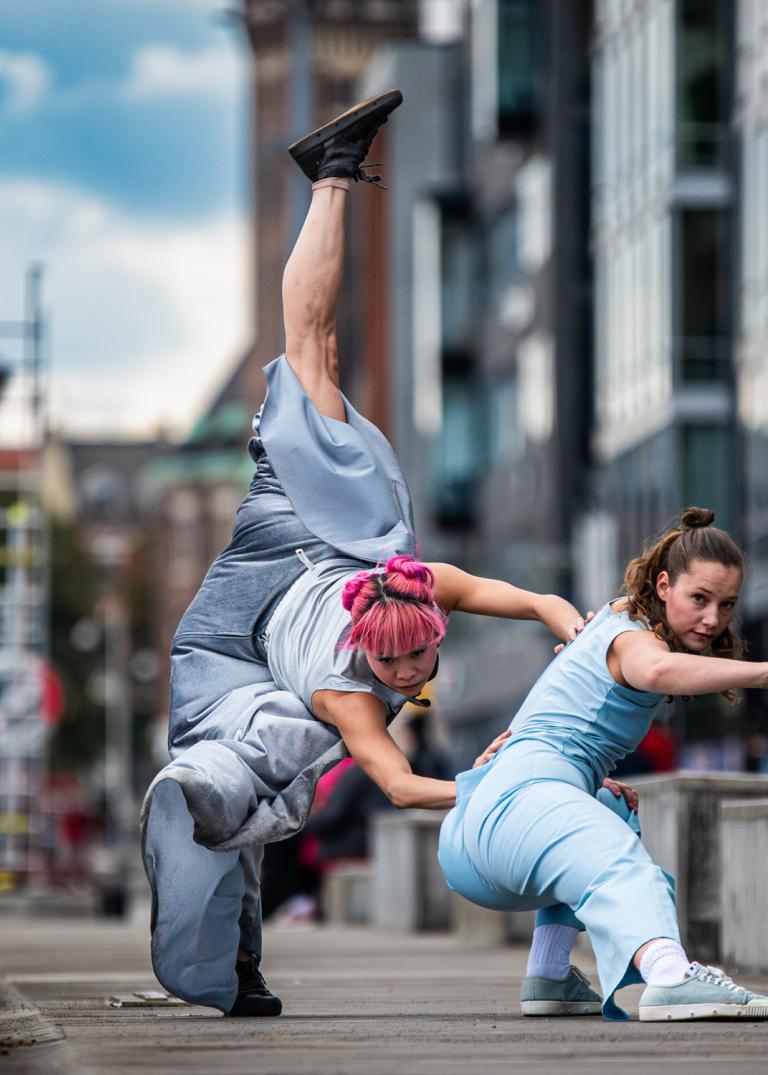 Kat Nakui och Jeanne Delsus, dansare på Skånes Dansteater dansare i Malmös hamninlopp.