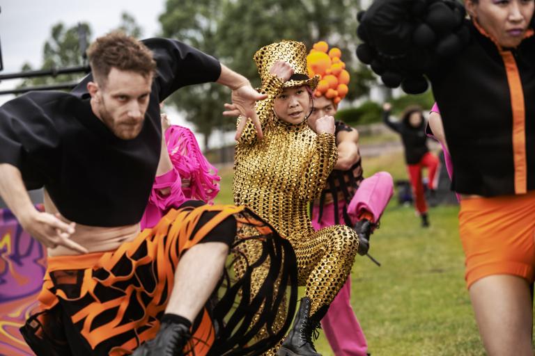 Dansare i kontrastrika kostmer dansar hotfullt. 