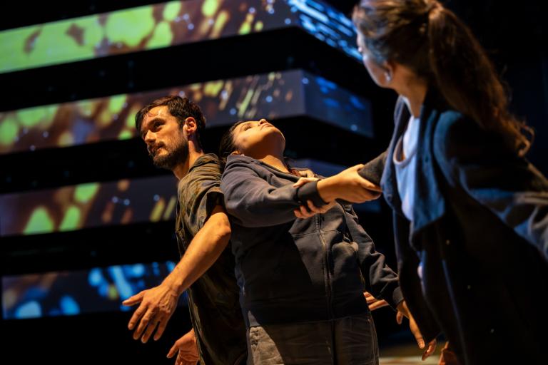 Ur föreställningen Aniara med Skånes Dansteater och Moomsteatern , dansarna Kit Brown, Hazuki Kojima, Marion Rastouil, koreografi: Carl Knif, foto: Tilo Stengel.