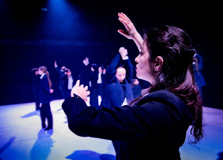 Danseleverna år 2 vid Lunds Dans- och musikalgymnasium i dansföreställningen Trace av Skånes Dansteaters dansare Kat Nakui, foto: Nelson Rodriguez Smith.