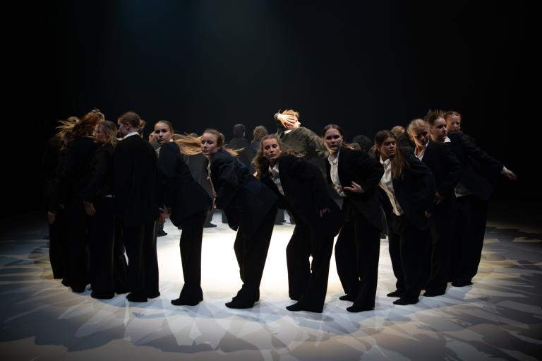 Danseleverna år 2 vid Lunds Dans- och musikalgymnasium i dansföreställningen Trace av Skånes Dansteaters dansare Kat Nakui, foto: Nelson Rodriguez Smith.