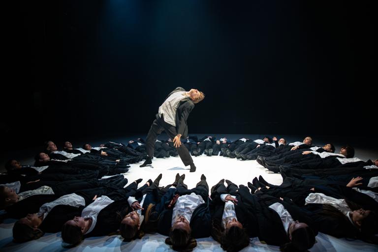 Danseleverna år 2 vid Lunds Dans- och musikalgymnasium i dansföreställningen Trace av Skånes Dansteaters dansare Kat Nakui, foto: Nelson Rodriguez Smith.