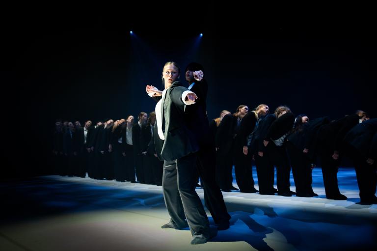 Danseleverna år 2 vid Lunds Dans- och musikalgymnasium i dansföreställningen Trace av Skånes Dansteaters dansare Kat Nakui, foto: Nelson Rodriguez Smith.