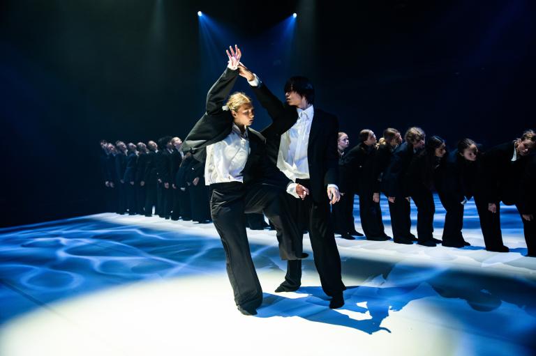 Danseleverna år 2 vid Lunds Dans- och musikalgymnasium i dansföreställningen Trace av Skånes Dansteaters dansare Kat Nakui, foto: Nelson Rodriguez Smith.