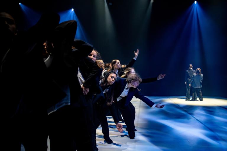 Danseleverna år 2 vid Lunds Dans- och musikalgymnasium i dansföreställningen Trace av Skånes Dansteaters dansare Kat Nakui, foto: Nelson Rodriguez Smith.