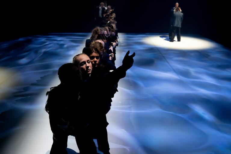 Danseleverna år 2 vid Lunds Dans- och musikalgymnasium i dansföreställningen Trace av Skånes Dansteaters dansare Kat Nakui, foto: Nelson Rodriguez Smith.