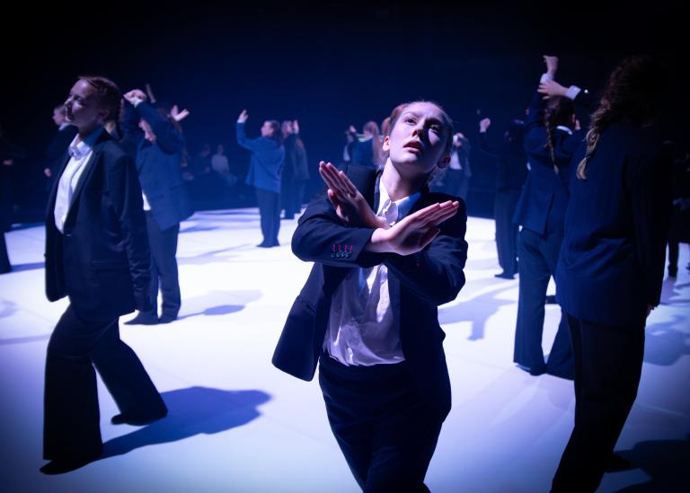 Danseleverna år 2 vid Lunds Dans- och musikalgymnasium i dansföreställningen Trace av Skånes Dansteaters dansare Kat Nakui, foto: Nelson Rodriguez Smith.