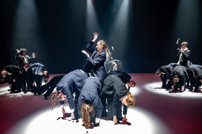 Danseleverna år 2 vid Lunds Dans- och musikalgymnasium i dansföreställningen Trace av Skånes Dansteaters dansare Kat Nakui, foto: Nelson Rodriguez Smith.