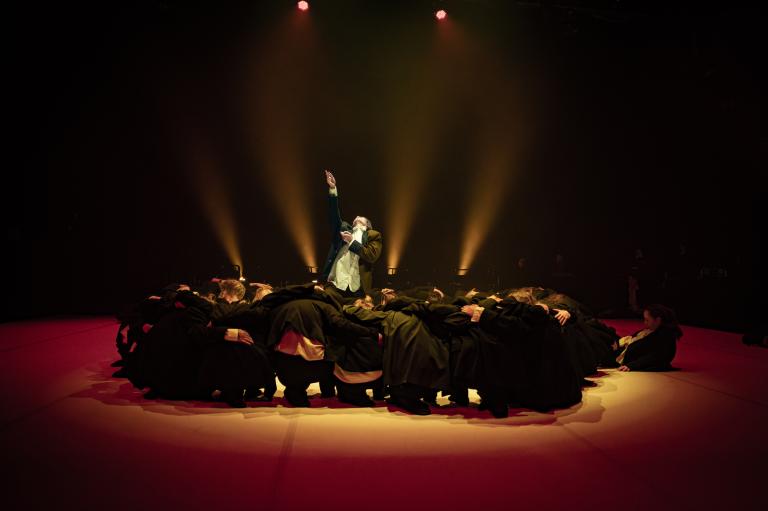 Danseleverna år 2 vid Lunds Dans- och musikalgymnasium i dansföreställningen Trace av Skånes Dansteaters dansare Kat Nakui, foto: Nelson Rodriguez Smith.