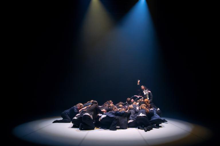 Danseleverna år 2 vid Lunds Dans- och musikalgymnasium i dansföreställningen Trace av Skånes Dansteaters dansare Kat Nakui, foto: Nelson Rodriguez Smith.