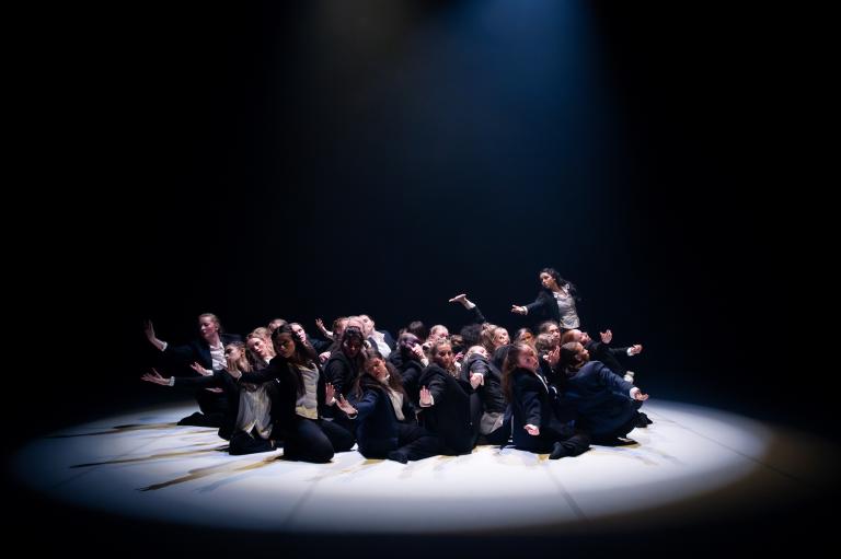 Danseleverna år 2 vid Lunds Dans- och musikalgymnasium i dansföreställningen Trace av Skånes Dansteaters dansare Kat Nakui, foto: Nelson Rodriguez Smith.