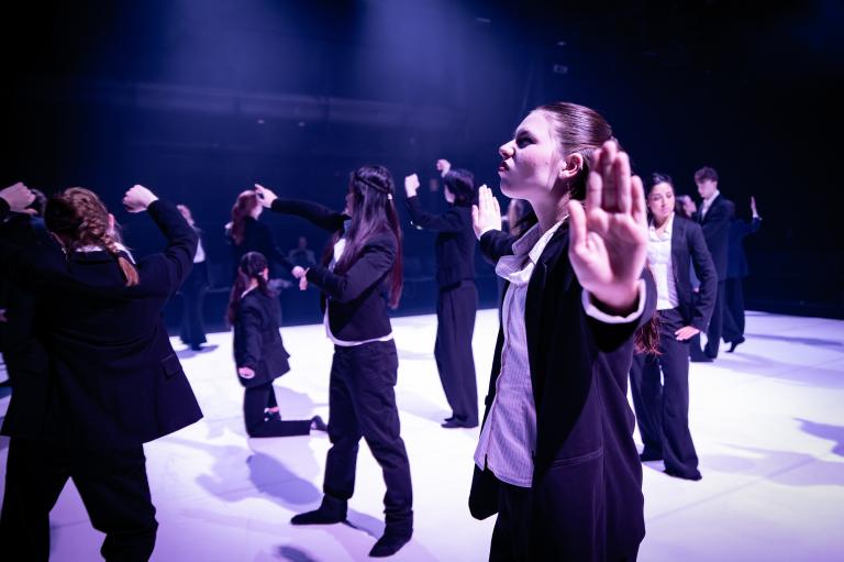 Danseleverna år 2 vid Lunds Dans- och musikalgymnasium i dansföreställningen Trace av Skånes Dansteaters dansare Kat Nakui, foto: Nelson Rodriguez Smith.