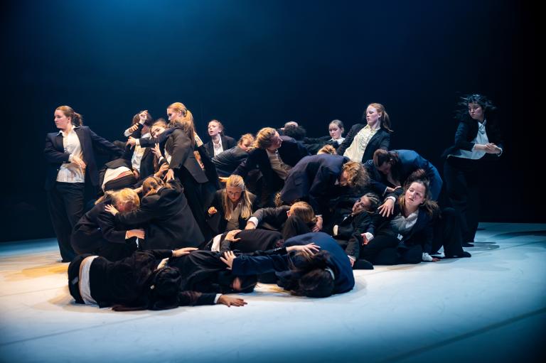 Danseleverna år 2 vid Lunds Dans- och musikalgymnasium i dansföreställningen Trace av Skånes Dansteaters dansare Kat Nakui, foto: Nelson Rodriguez Smith.