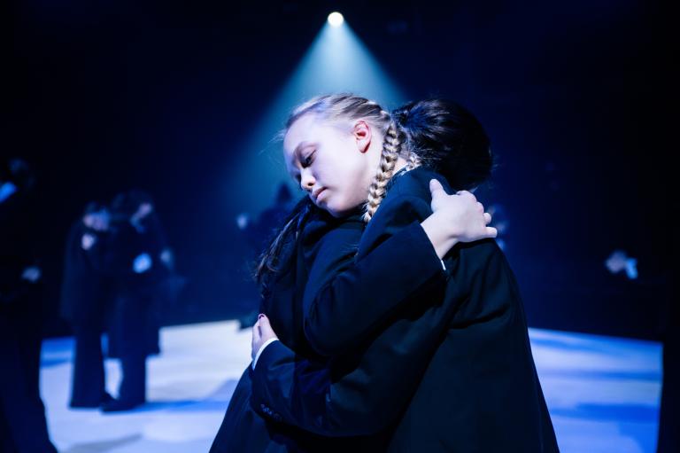 Danseleverna år 2 vid Lunds Dans- och musikalgymnasium i dansföreställningen Trace av Skånes Dansteaters dansare Kat Nakui, foto: Nelson Rodriguez Smith.