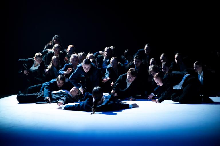 Danseleverna år 2 vid Lunds Dans- och musikalgymnasium i dansföreställningen Trace av Skånes Dansteaters dansare Kat Nakui, foto: Nelson Rodriguez Smith.