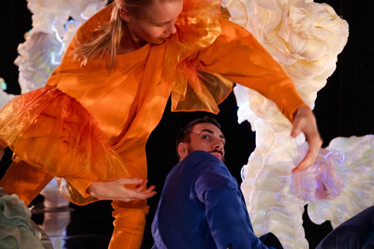 Matilda Bjärum och Simone Frederick Scacchetti i Skånes Dansteaters föreställning VÅR DAG av koreografen Tina Tarpgaard.