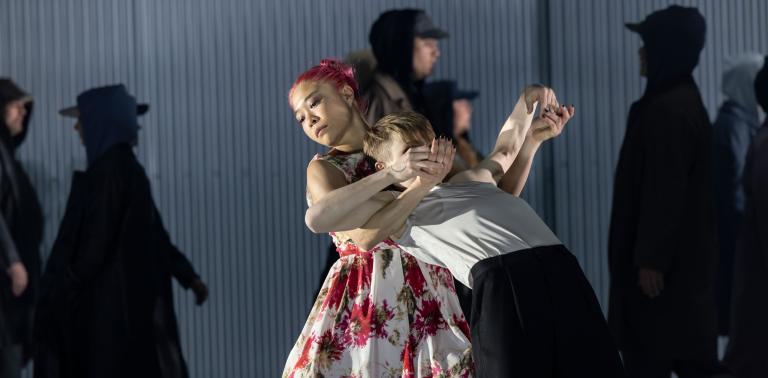 Dansaren Emma lutar sig bakåt i famnen på dansaren Kat i Skånes Dansteaters jubileumsföreställning Wing Ding av koreografen Lidia Wos.