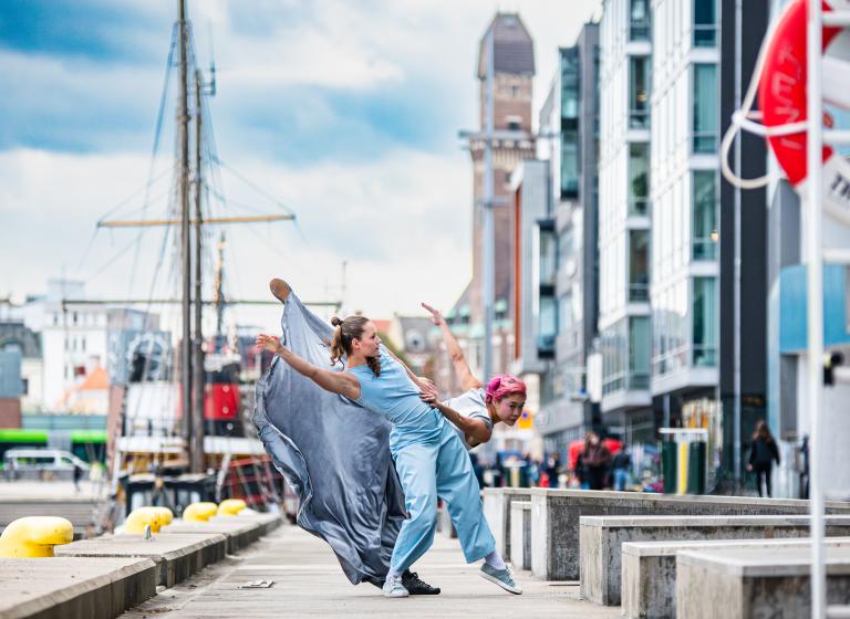 Jeanne Delsus och Kat Nakui, dansare på Skånes Dansteater, dansar vid en kaj i Malmö.