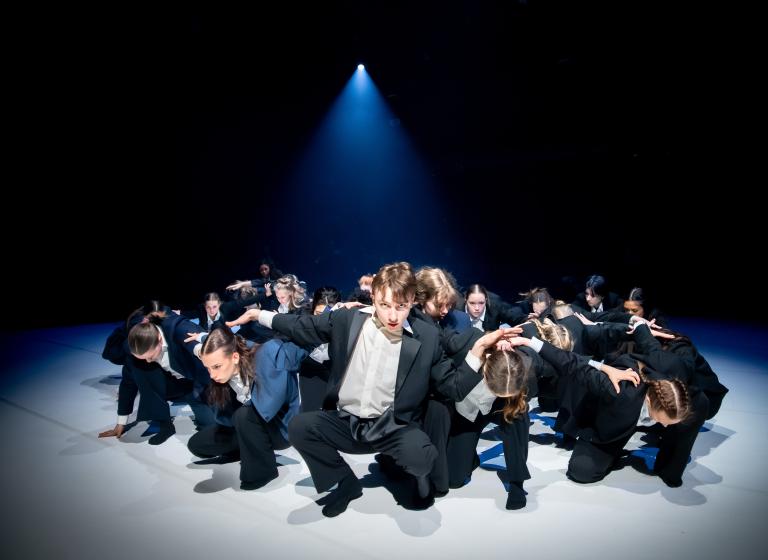 Danseleverna år 2 vid Lunds Dans- och musikalgymnasium i dansföreställningen Trace av Skånes Dansteaters dansare Kat Nakui, foto: Nelson Rodriguez Smith.