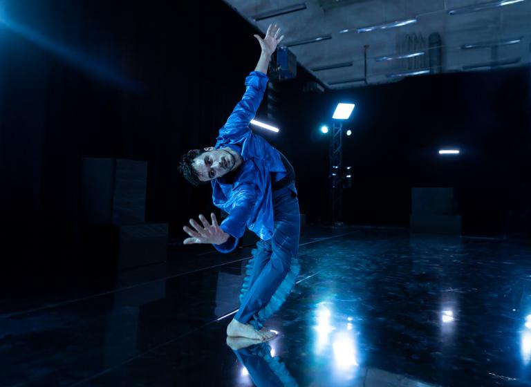 Dansaren Kit Brown i Tina Targpgaards dansföreställning "VÅR DAG", foto: Tilo Stengel.