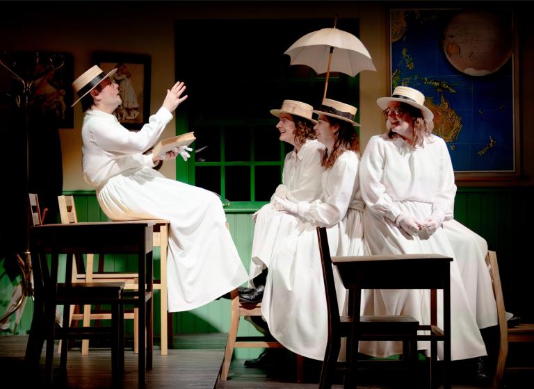 Teater Hallands bild till teaterföreställningen Utflykt till Hanging Rock, foto: Malin Arnesson.