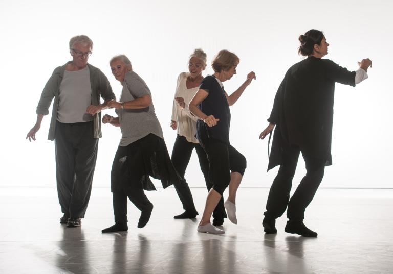 Bild på 5 personer över 60 år som dansar.