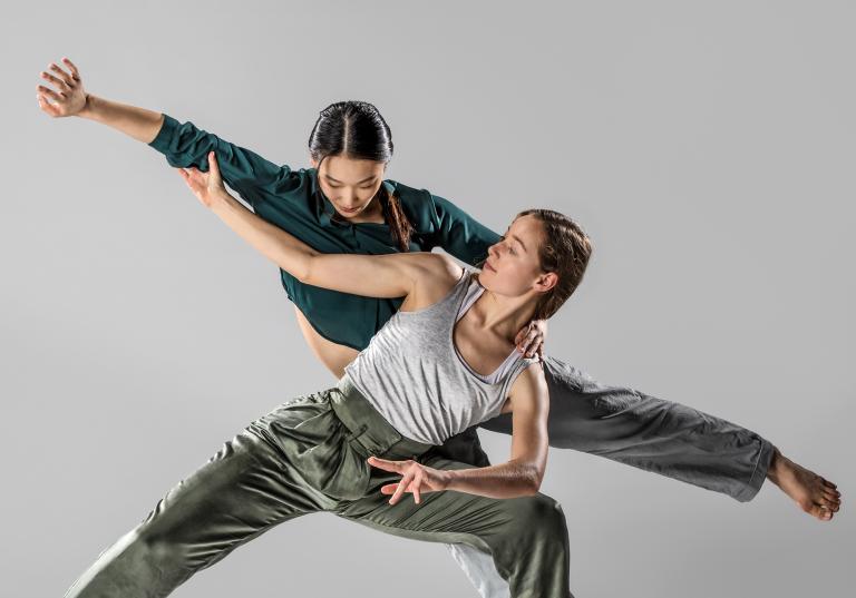Bild på två dansare i en stund av rörelse och kontakt.