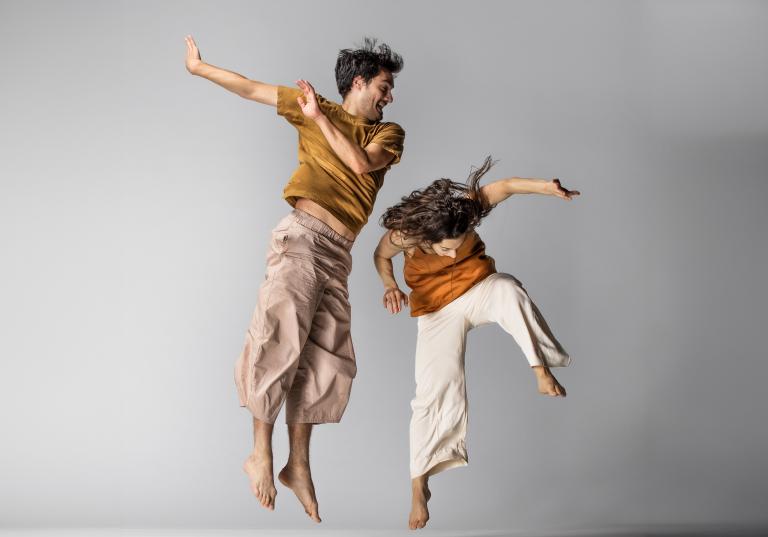 Dansarna Kit Brown och Anna Borrás Picò dansar upp i luften. 