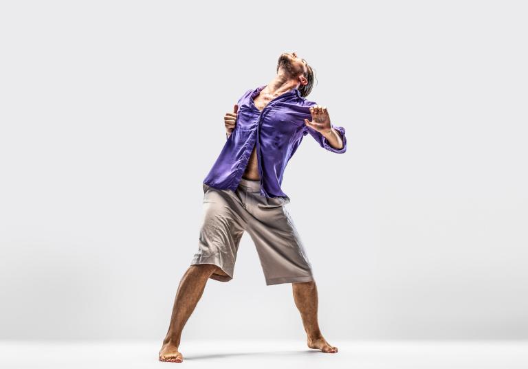 FAabrizio di Franco, dansare på Skånes Dansteater drar böjda armar bak och riktar ansiktet upåt.