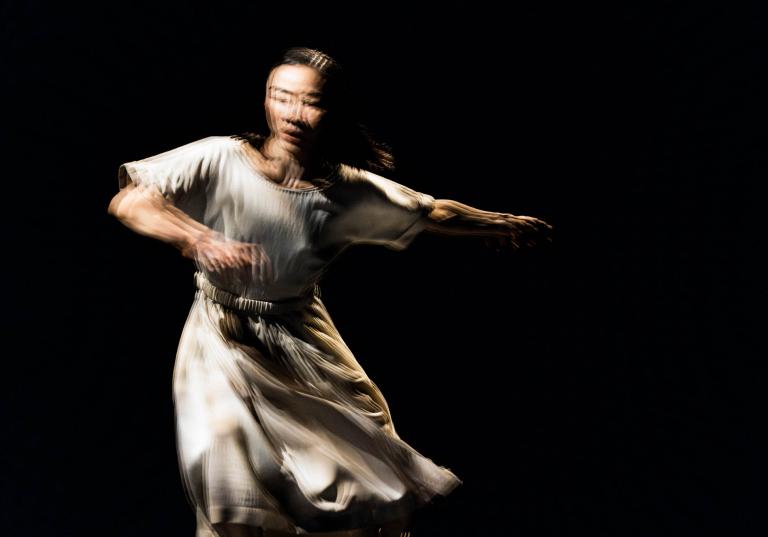 Bild från föreställningen In Wind or Dust. Foto Mats Bäcker.