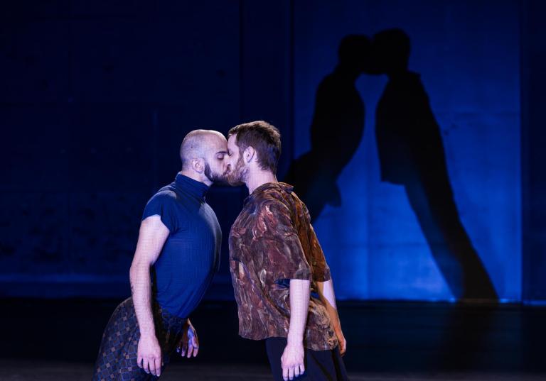 Två dansare står framåtlutade mot varandra men med endast läpparna mot varandra i dansföreställningen Don't, Kiss .Skånes.