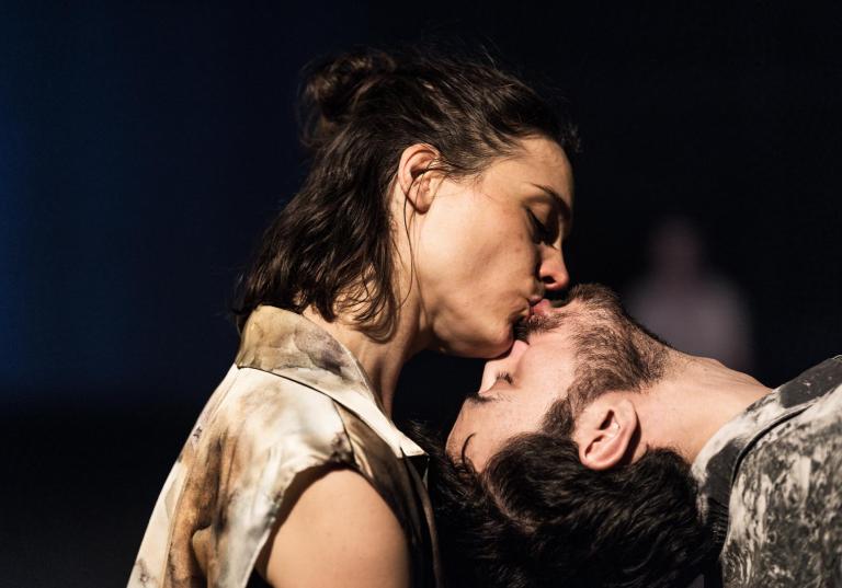 Två dansare dansar mun mot mun i dansföreställningen Don't, Kiss .Skånes.