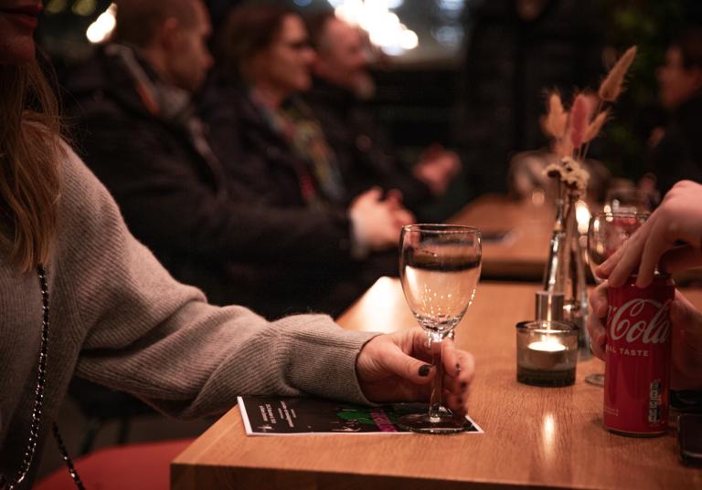 Publik i Skånes Dansteaters foajé